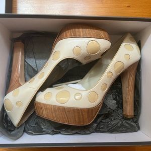 Alexander McQueen cutout pumps. Size 39. Color beige.